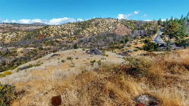 a view of a dry house with a yard