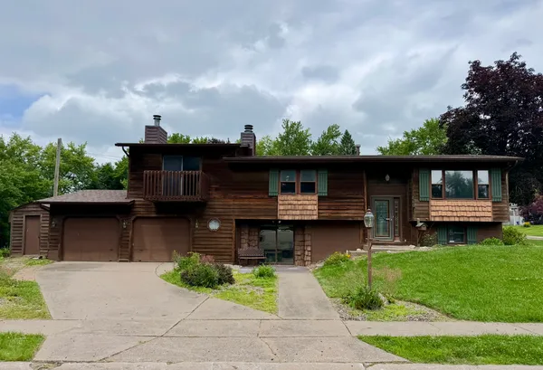 $314,900 | 660 Northbrook Drive, Davenport, IA 52806