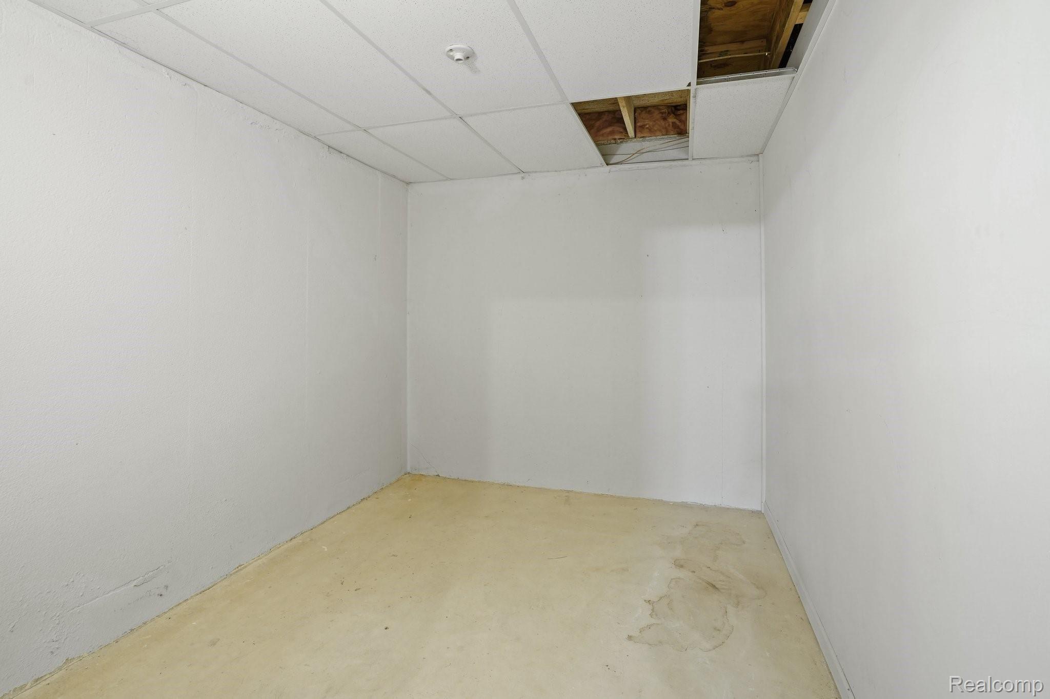 755 East Long Lake Road Troy, MI 48085 - Photo 33 of 39 33-web-or-mls-755 East Long Lake Road Troy - 32.jpg