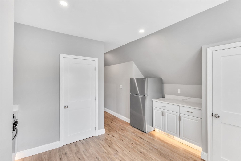 5 Beckford Street, Unit 3 Beverly, MA 01915 - Photo 7 of 19