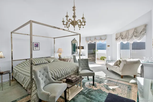 a en suite bathroom with a shower