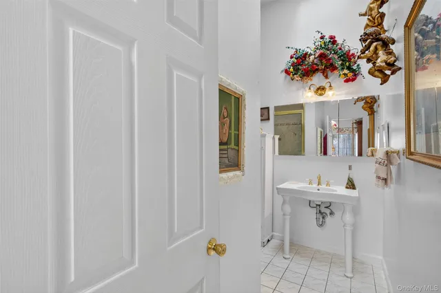 $650,000 | 282 Tamerisk Lane, New Windsor, NY 12553