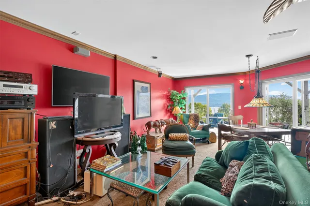 $650,000 | 282 Tamerisk Lane, New Windsor, NY 12553