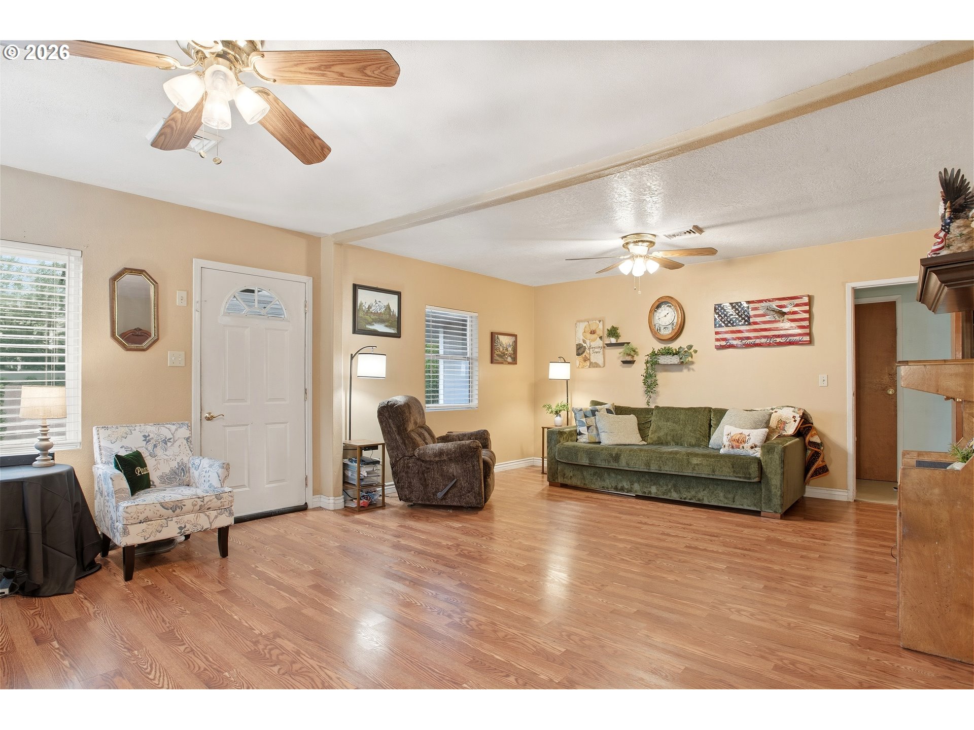 3506 Columbia Heights Road Longview, WA 98632 - Photo 5 of 21 a living room with furniture