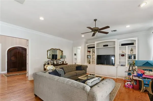 $579,900 | 3501 Lake Kristin Drive, Gretna, LA 70056