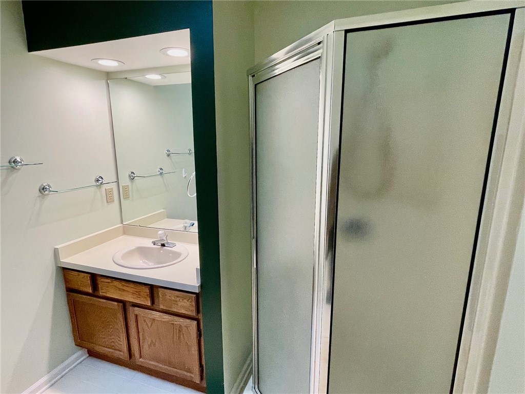 48 Colonial Circle Perinton, NY 14450 - Photo 29 of 50 Primary Bedroom Bathroom