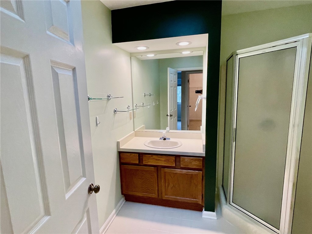 48 Colonial Circle Perinton, NY 14450 - Photo 30 of 50 Primary Bedroom Bathroom