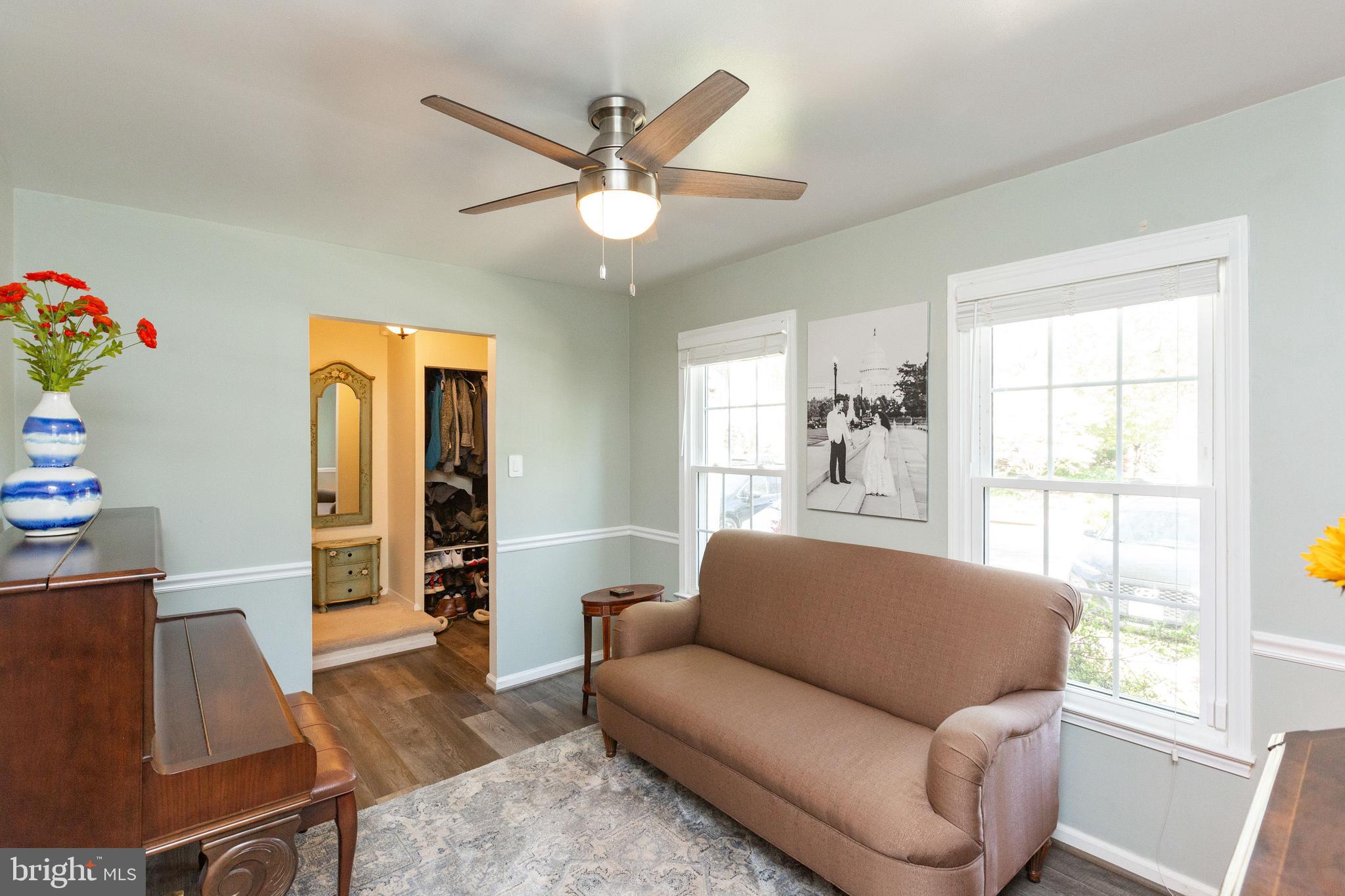 2431 Alsop Court Reston, VA 20191 - Photo 5 of 34 Wonderful Natural Light