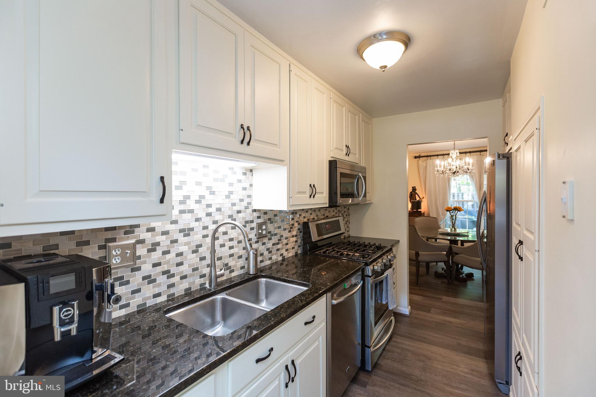 2431 Alsop Court Reston, VA 20191 - Photo 7 of 34 Granite Counter Tops & Upscale Cabinets