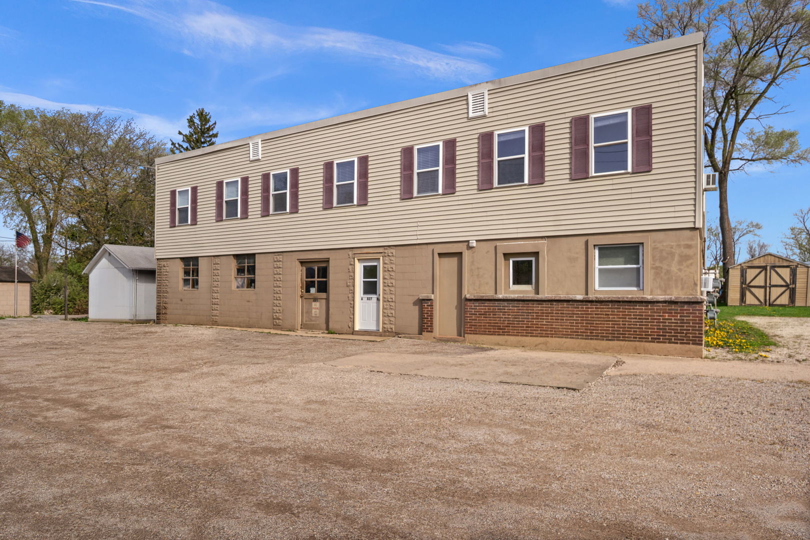 827 East Wilson Street, Unit B Batavia, IL 60510 - Photo 1 of 17 a front view of a house with a yard