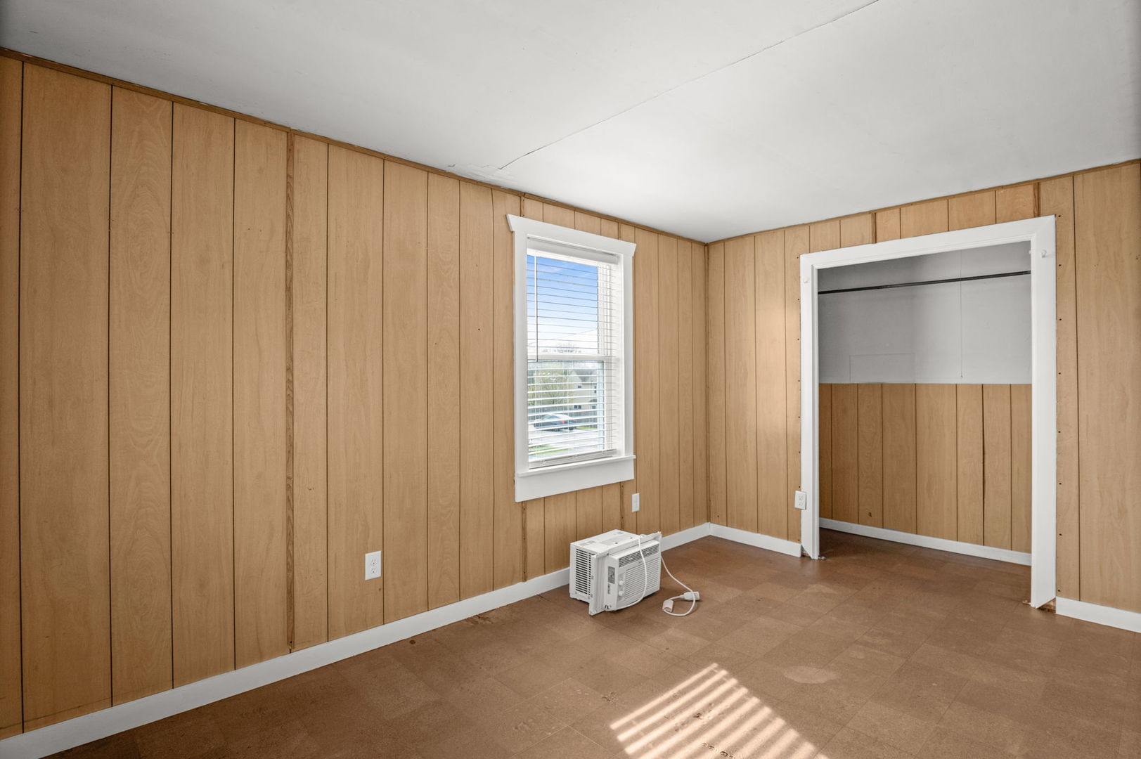 827 East Wilson Street, Unit B Batavia, IL 60510 - Photo 11 of 17 a living room with furniture and a window