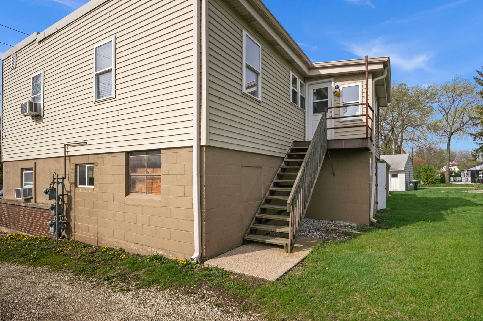 827 East Wilson Street, Unit B Batavia, IL 60510 - Photo 16 of 17 a view of a house with backyard and trees