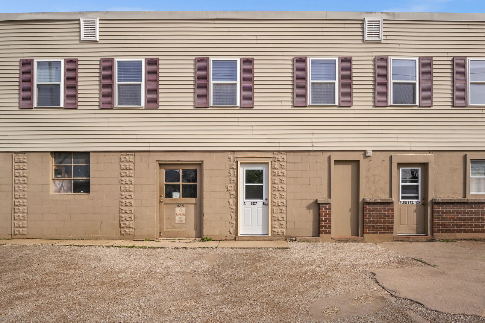 827 East Wilson Street, Unit B Batavia, IL 60510 - Photo 2 of 17 a front view of a house