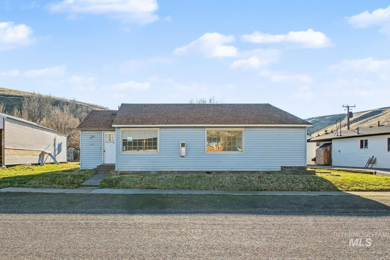 1830 Columbia Street Pomeroy, WA 99347 - Photo 2 of 28 View of front of house with roof with shingles and crawl space