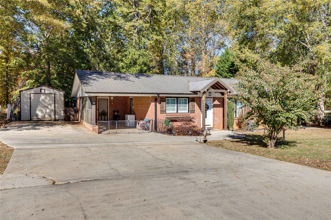 118 Iris Drive Easley, SC 29642 - Photo 4 of 34