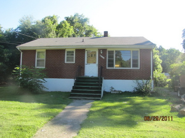 1904 Meadowbrook Road Northwest Roanoke, VA 24017 - Photo 1 of 6 a front view of a house with a yard