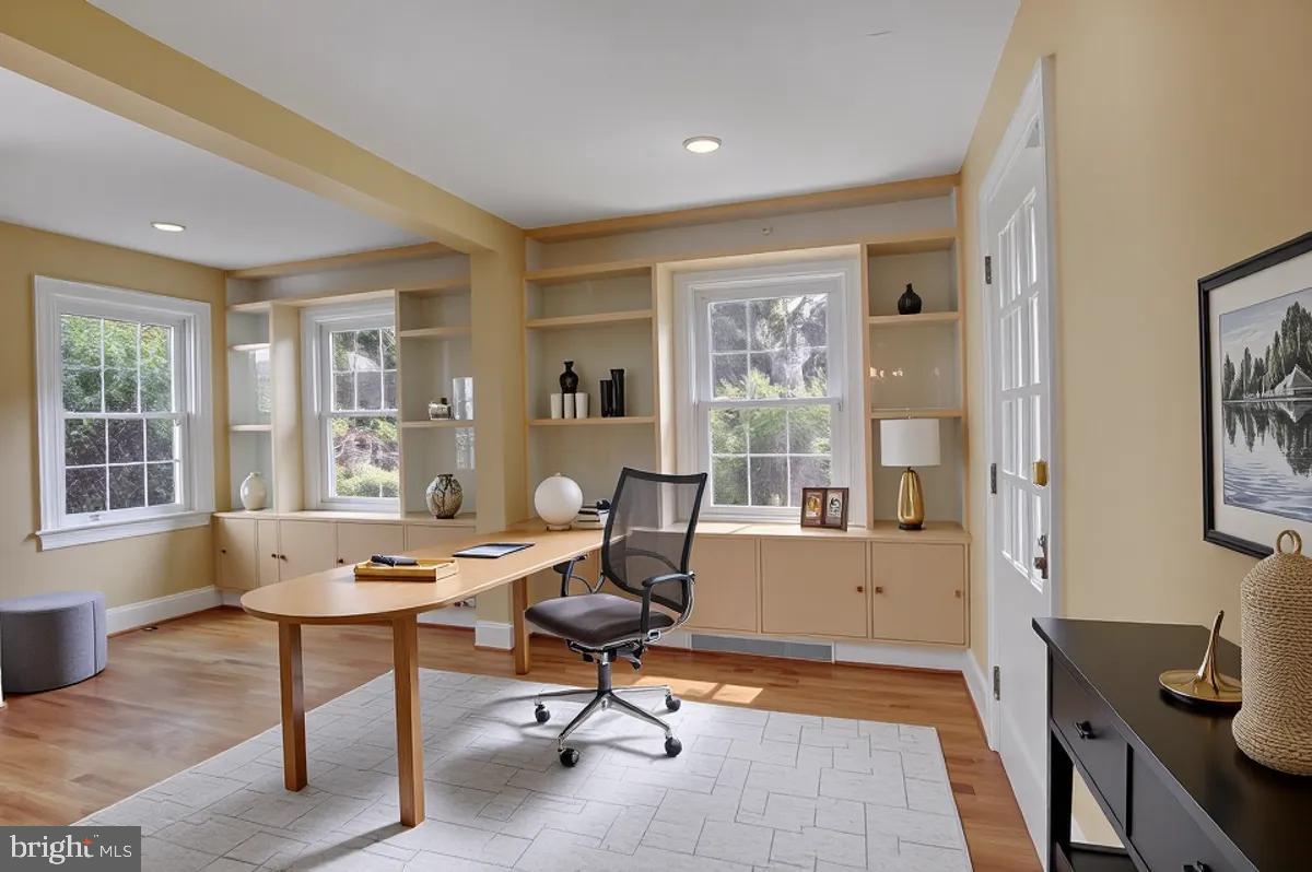 18902 Preston Road Hagerstown, MD 21742 - Photo 17 of 54 Virtual image : Bright inviting home office space.