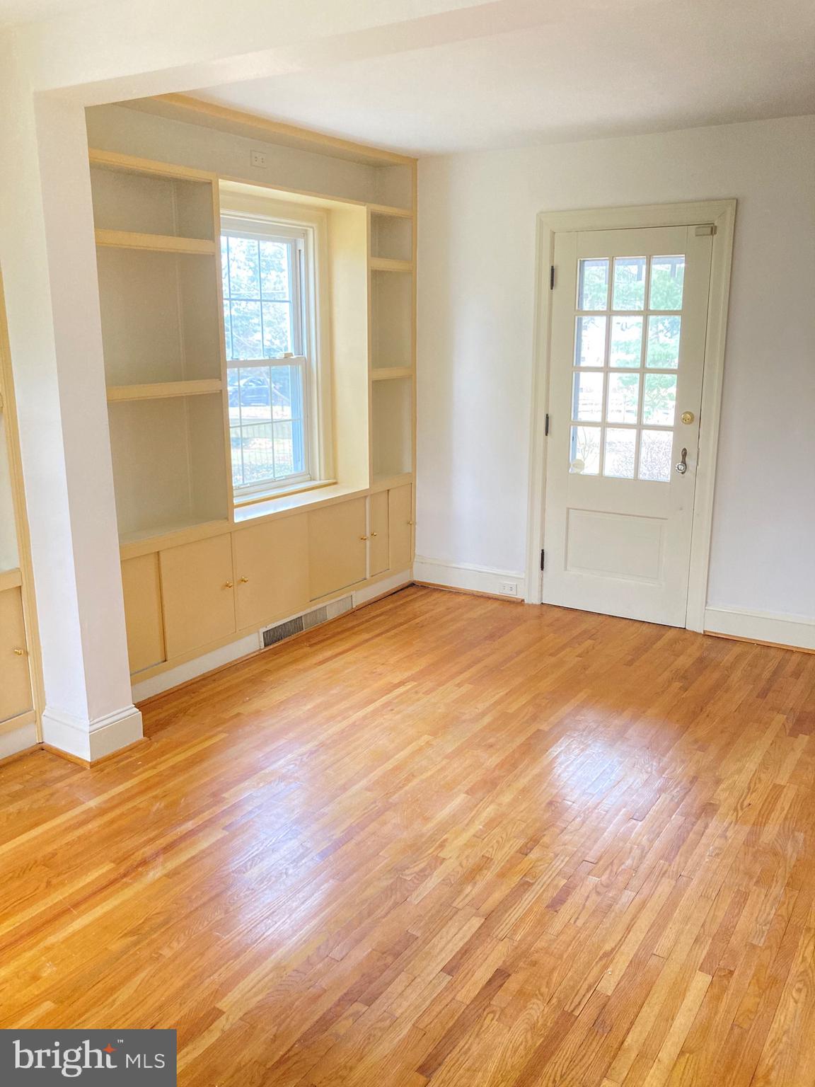 18902 Preston Road Hagerstown, MD 21742 - Photo 18 of 54 Office built-ins