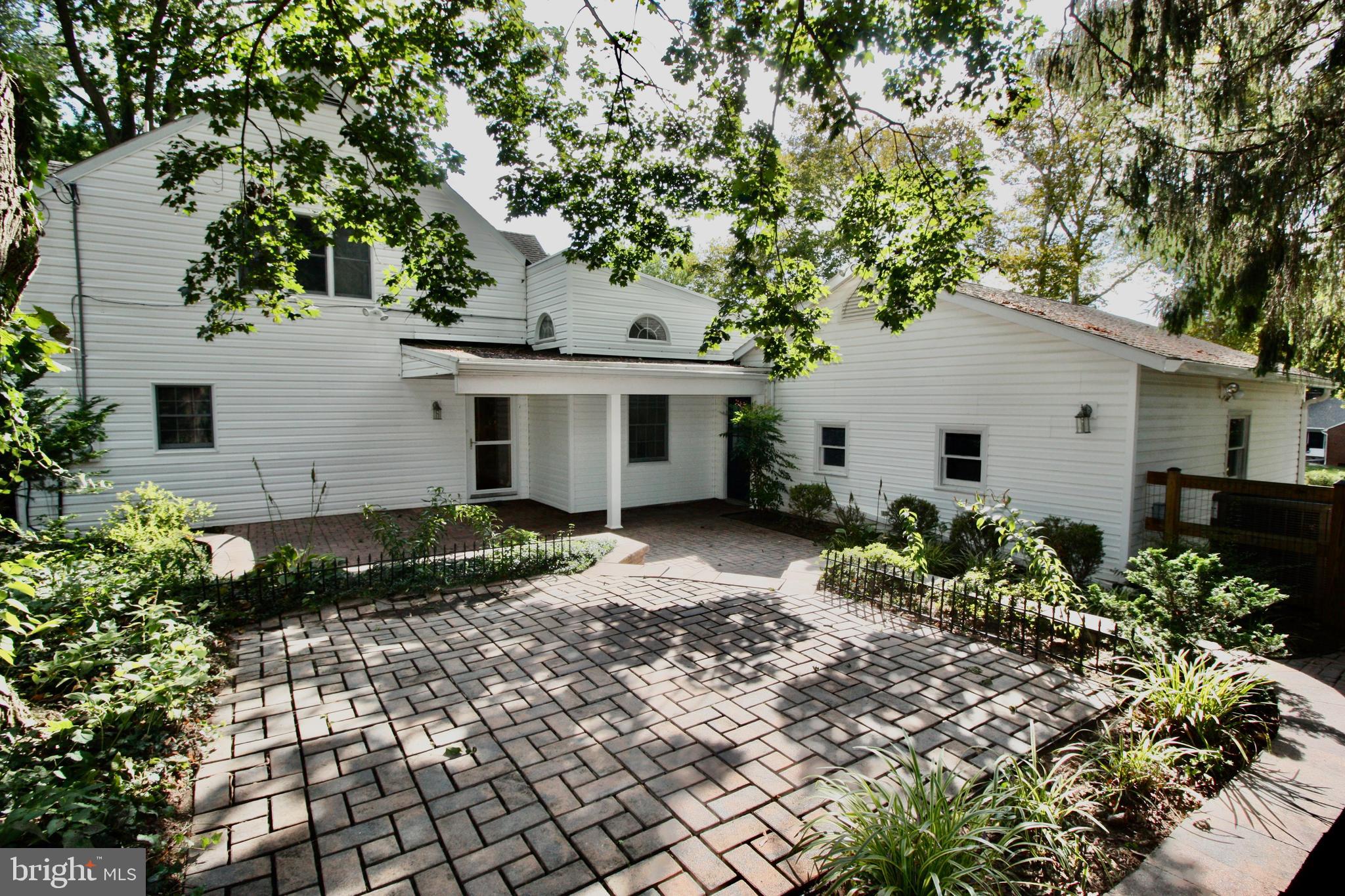 18902 Preston Road Hagerstown, MD 21742 - Photo 2 of 54 a front view of a house with a garden