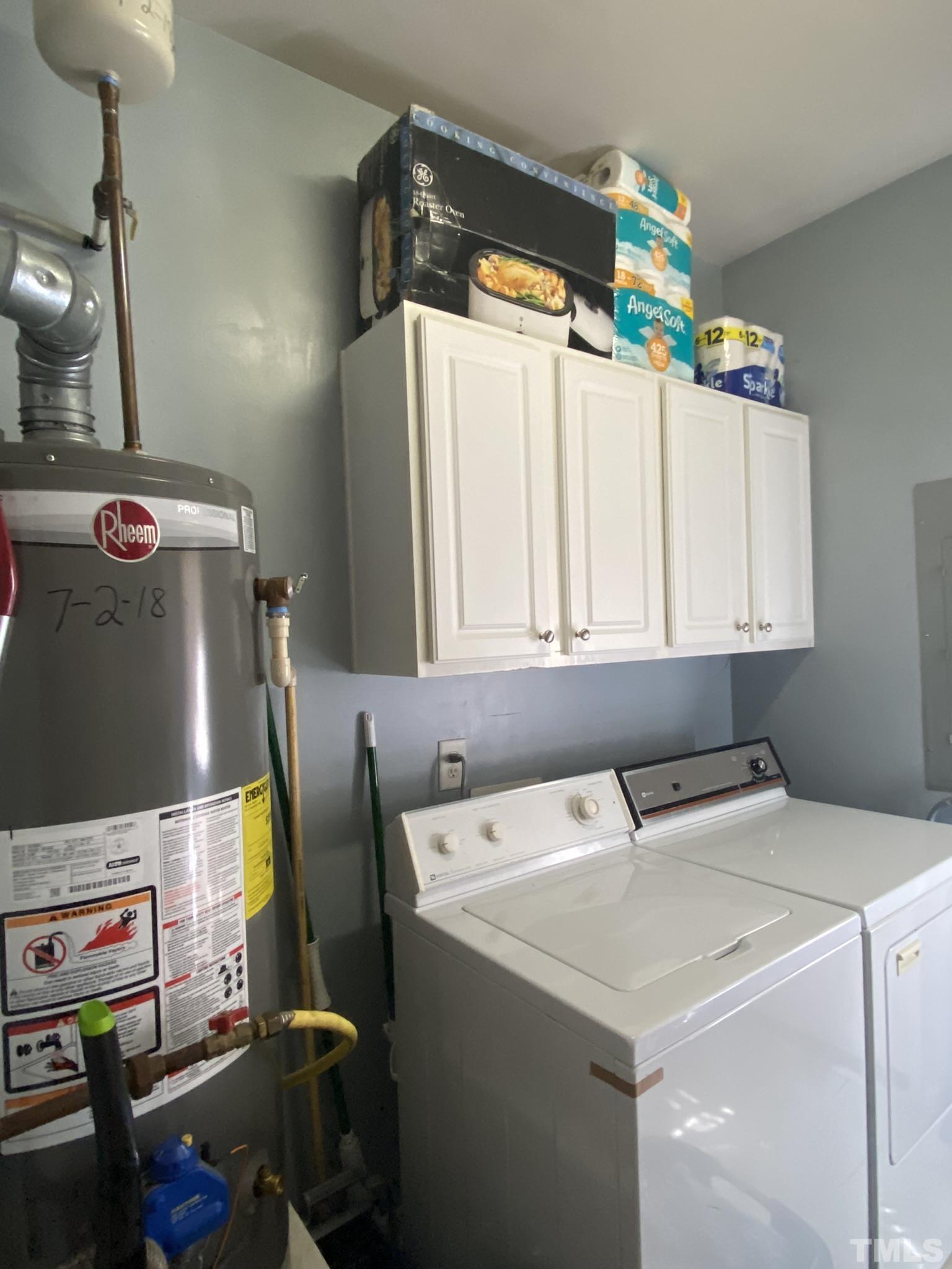 7251 Galon Glen Road Raleigh, NC 27613 - Photo 5 of 26 a utility room with dryer and washer