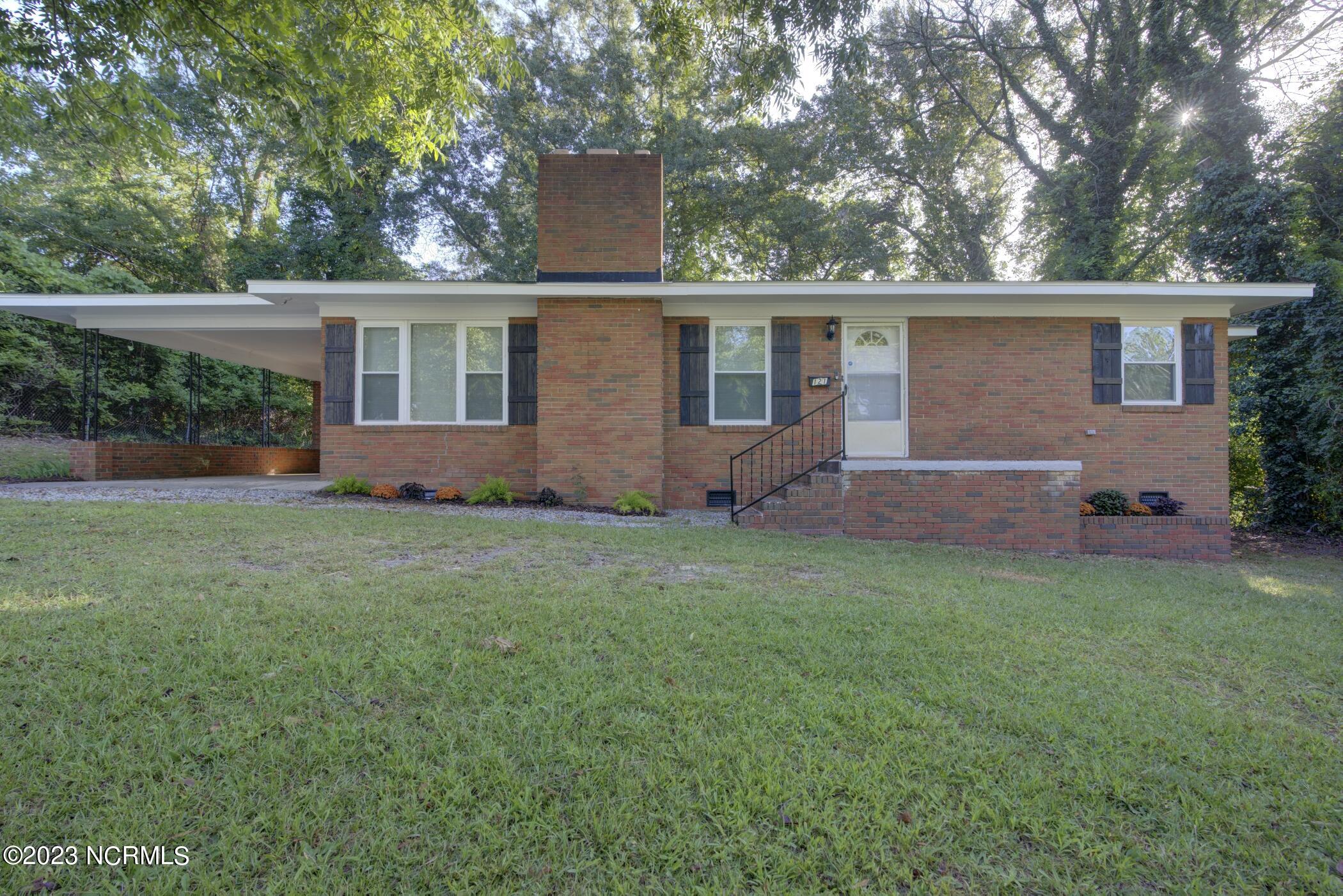 121 South Stewart Street Rockingham, NC 28379 - Photo 1 of 23 Front View