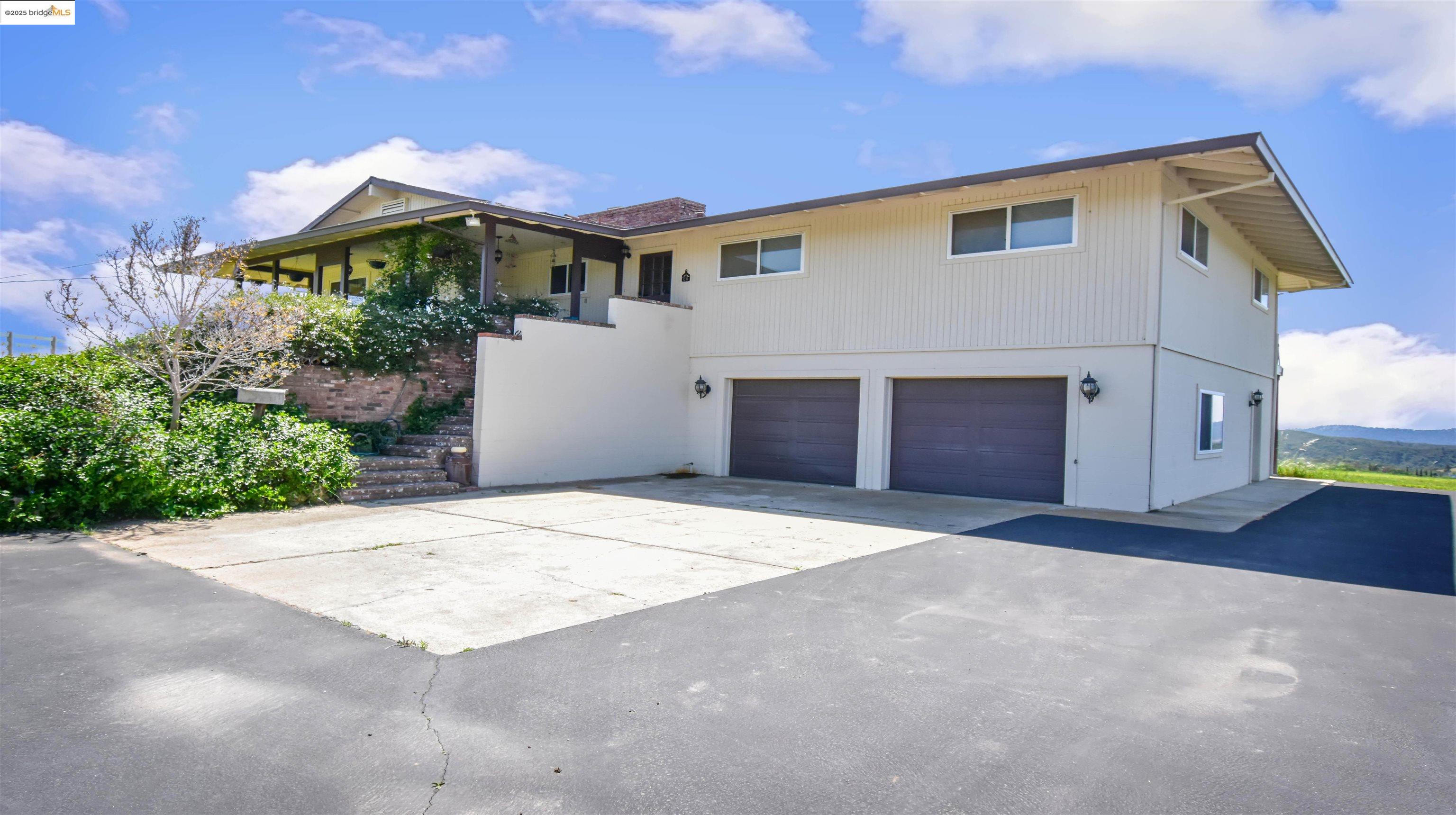 9325 Fraguero Road Sonora, CA 95370 - Photo 5 of 19 a front view of a house with a yard and garage