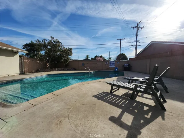 a bench sitting in middle of a yard