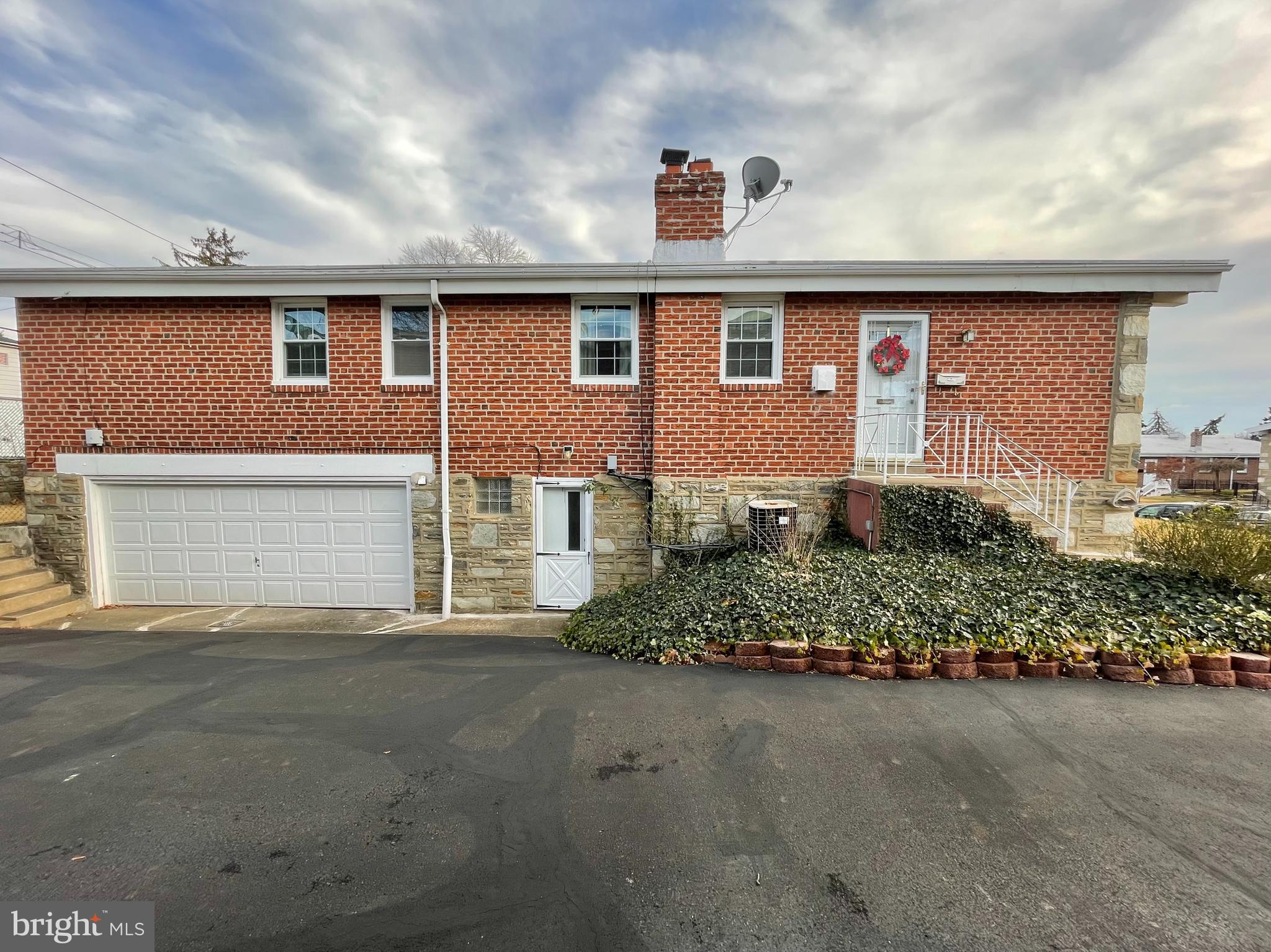 729 Charette Road Philadelphia, PA 19115 - Photo 3 of 26 DRIVEWAY
