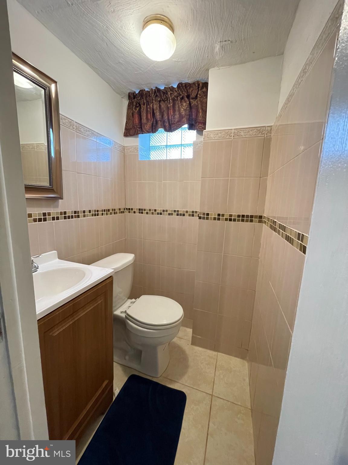729 Charette Road Philadelphia, PA 19115 - Photo 21 of 26 POWDER ROOM