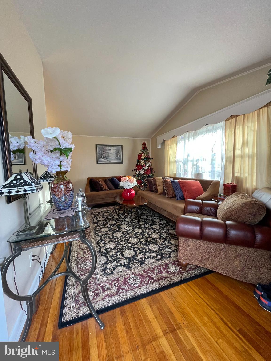 729 Charette Road Philadelphia, PA 19115 - Photo 5 of 26 LIVING ROOM
