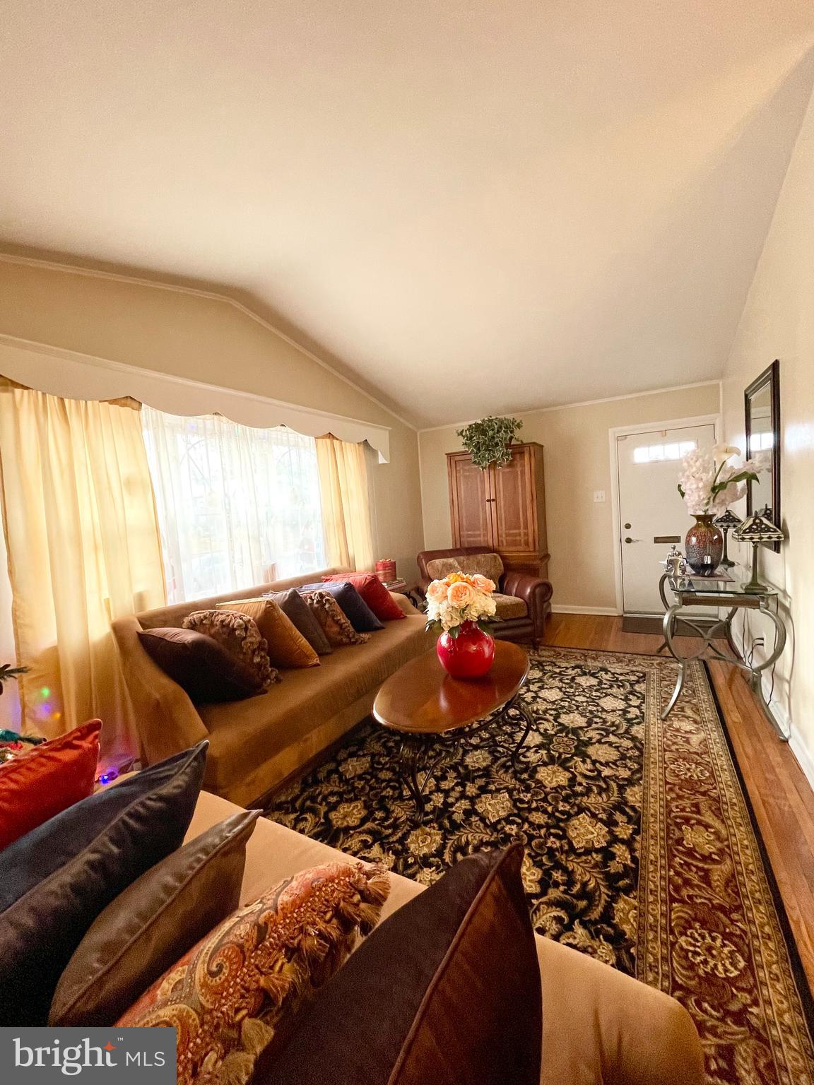 729 Charette Road Philadelphia, PA 19115 - Photo 6 of 26 LIVING ROOM