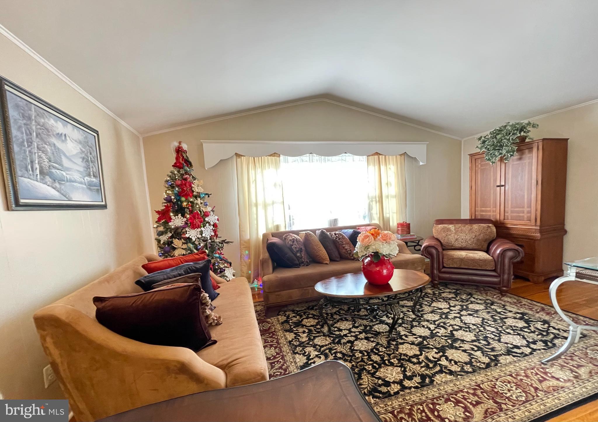 729 Charette Road Philadelphia, PA 19115 - Photo 7 of 26 LIVING ROOM