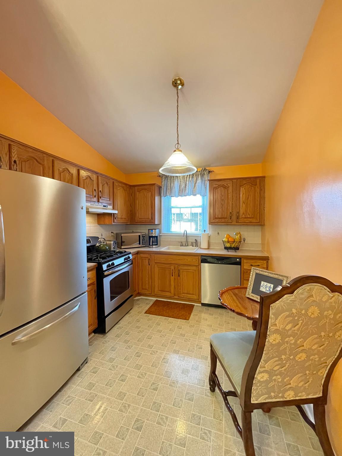 729 Charette Road Philadelphia, PA 19115 - Photo 10 of 26 KITCHEN
