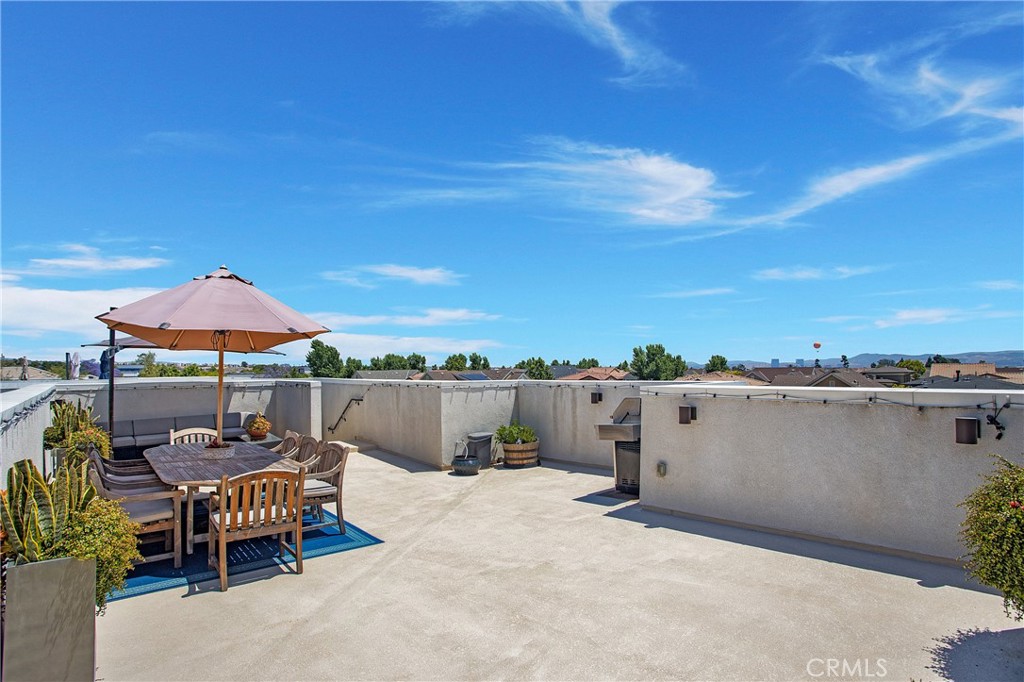 157 Follyhatch Irvine, CA 92618 - Photo 28 of 44 a view of a terrace with sitting area