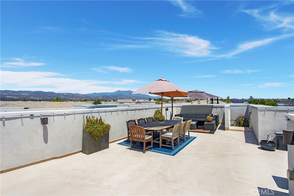 157 Follyhatch Irvine, CA 92618 - Photo 29 of 44 a view of a terrace with sitting area