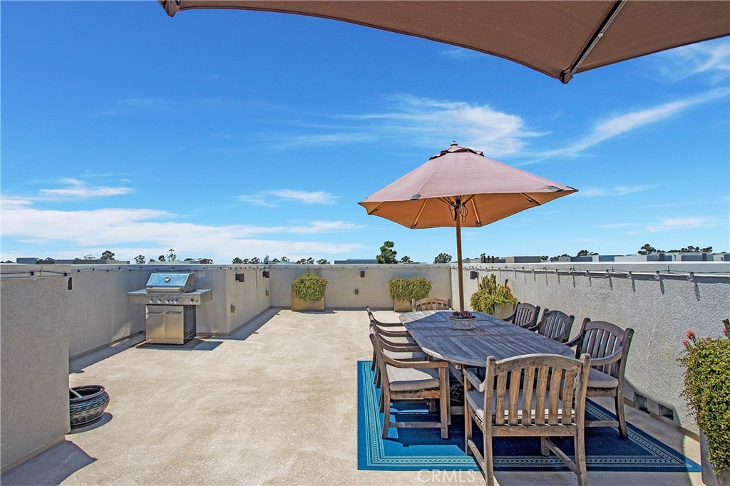 157 Follyhatch Irvine, CA 92618 - Photo 33 of 44 a view of a terrace with furniture and umbrella