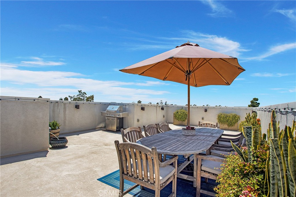 157 Follyhatch Irvine, CA 92618 - Photo 34 of 44 a view of a terrace with furniture and umbrella
