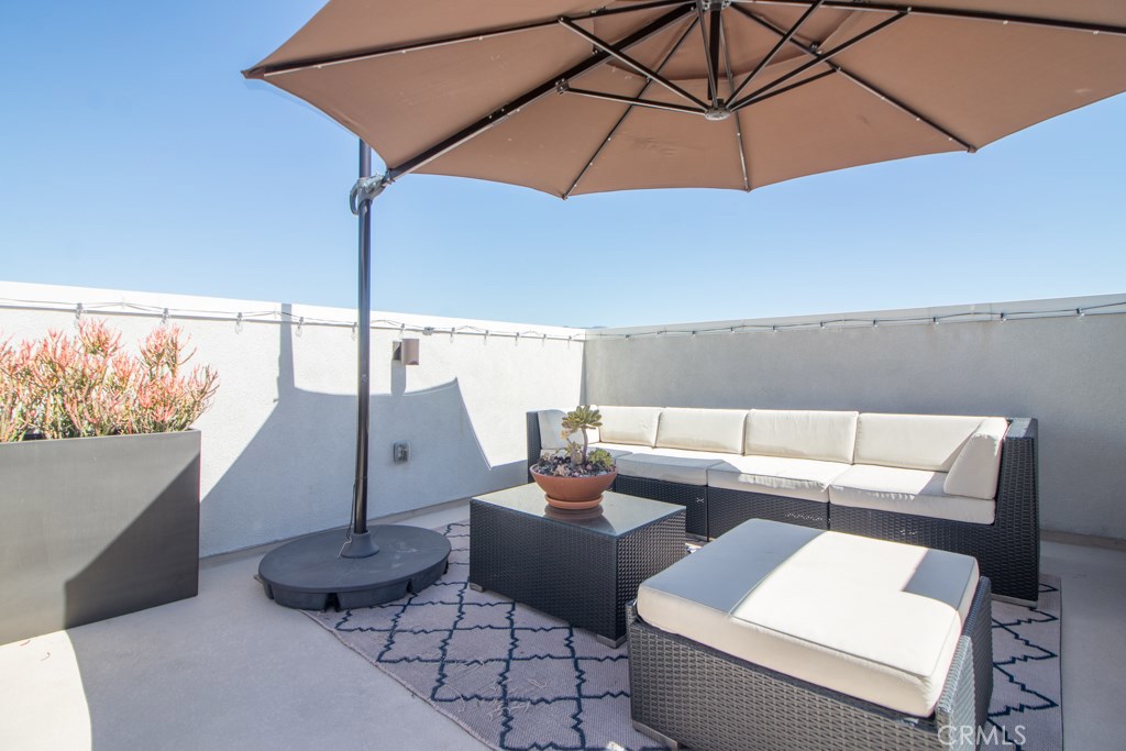 157 Follyhatch Irvine, CA 92618 - Photo 39 of 44 a living room with furniture and a lamp