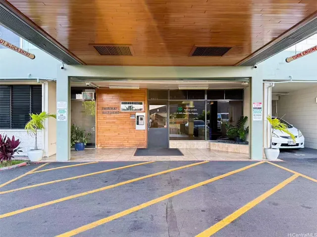 a view of a entryway of the building