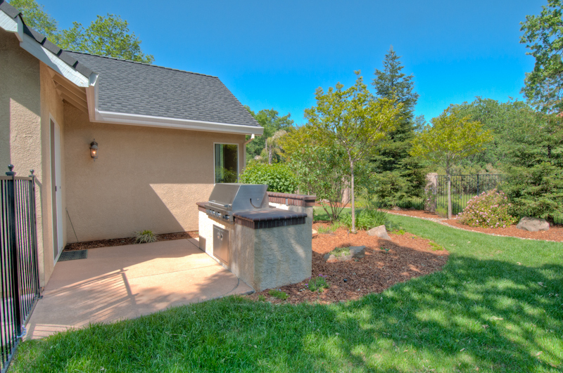 2658 La Rinconada Place Redding, CA 96002 - Photo 20 of 21 bbq area