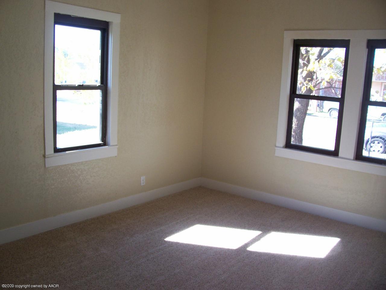 3901 South Polk Street Amarillo, TX 79110 - Photo 6 of 8 an empty room with a window