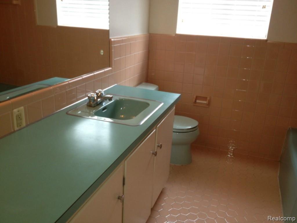 779-78 Harcourt Road Grosse Pointe, MI 48230 - Photo 9 of 12 bathroom 2.jpg