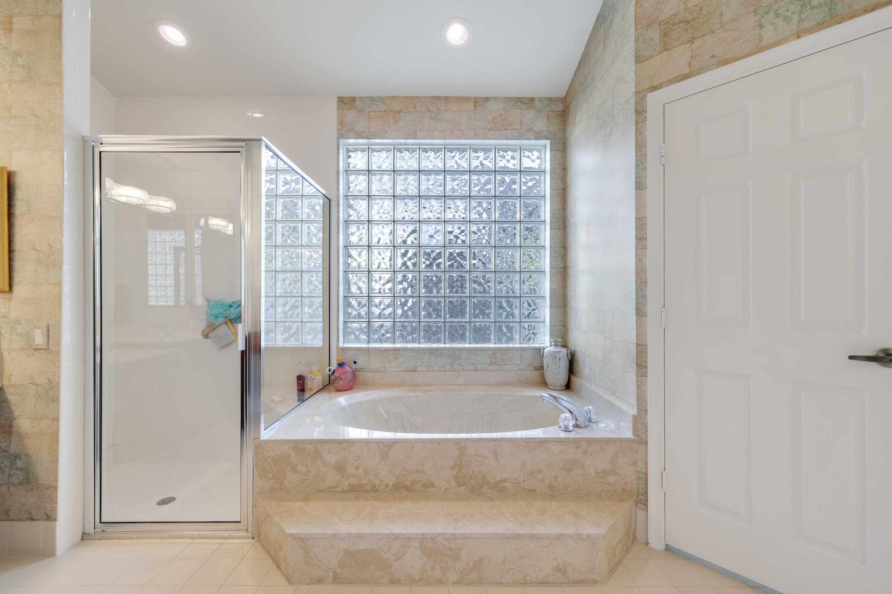 7633 La Corniche Circle Boca Raton, FL 33433 - Photo 39 of 49 Primary Tub and Water closet