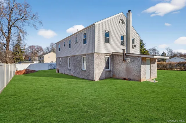 a view of a house with backyard