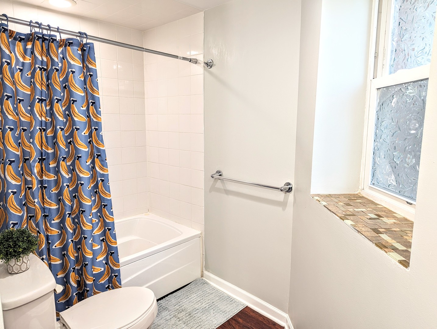 724 South Oakley Boulevard, Unit 1 Chicago, IL 60612 - Photo 14 of 22 a bathroom with a bathtub and shower