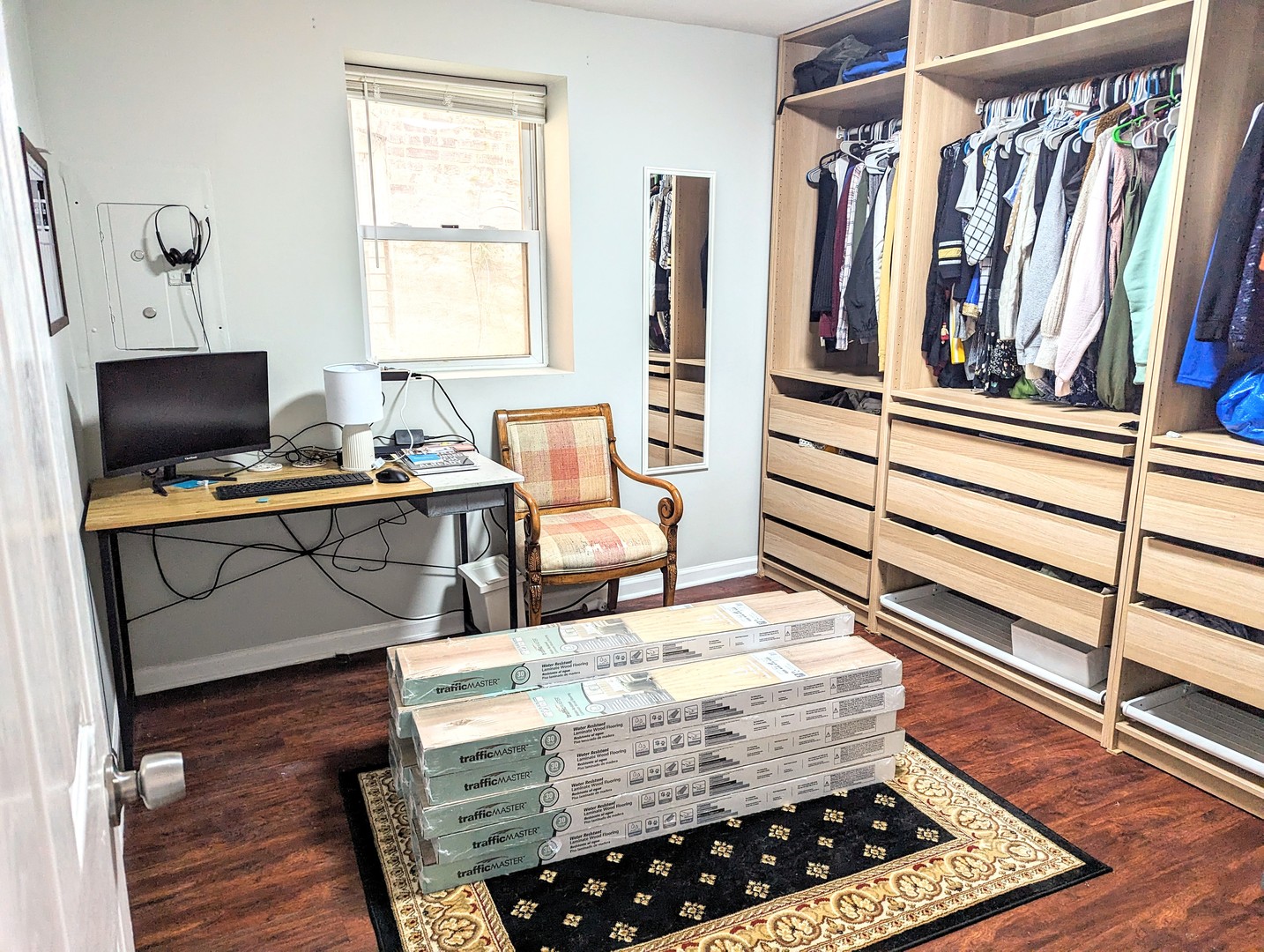 724 South Oakley Boulevard, Unit 1 Chicago, IL 60612 - Photo 21 of 22 a living room with furniture and a flat screen tv