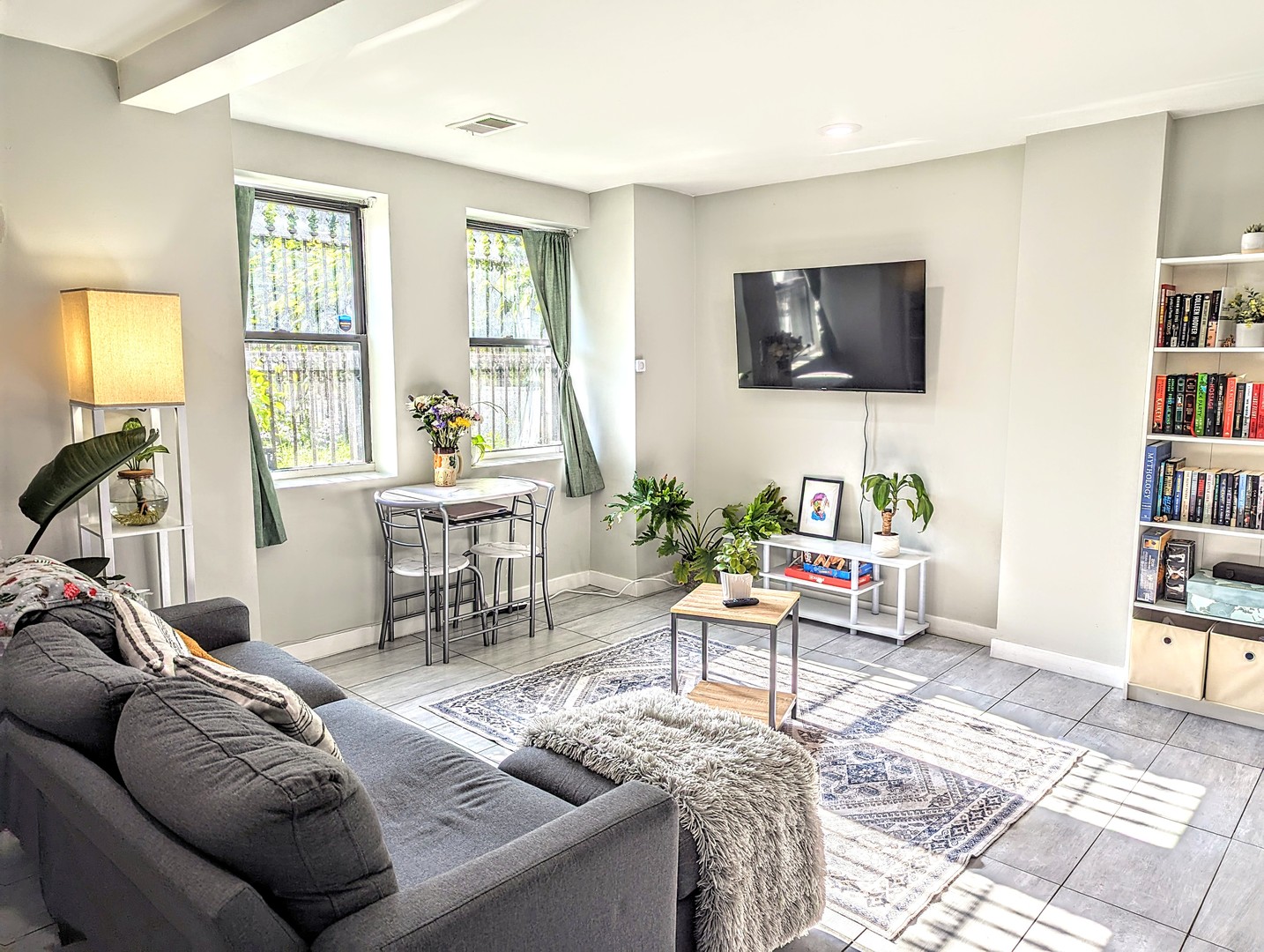724 South Oakley Boulevard, Unit 1 Chicago, IL 60612 - Photo 5 of 22 a living room with furniture and a flat screen tv