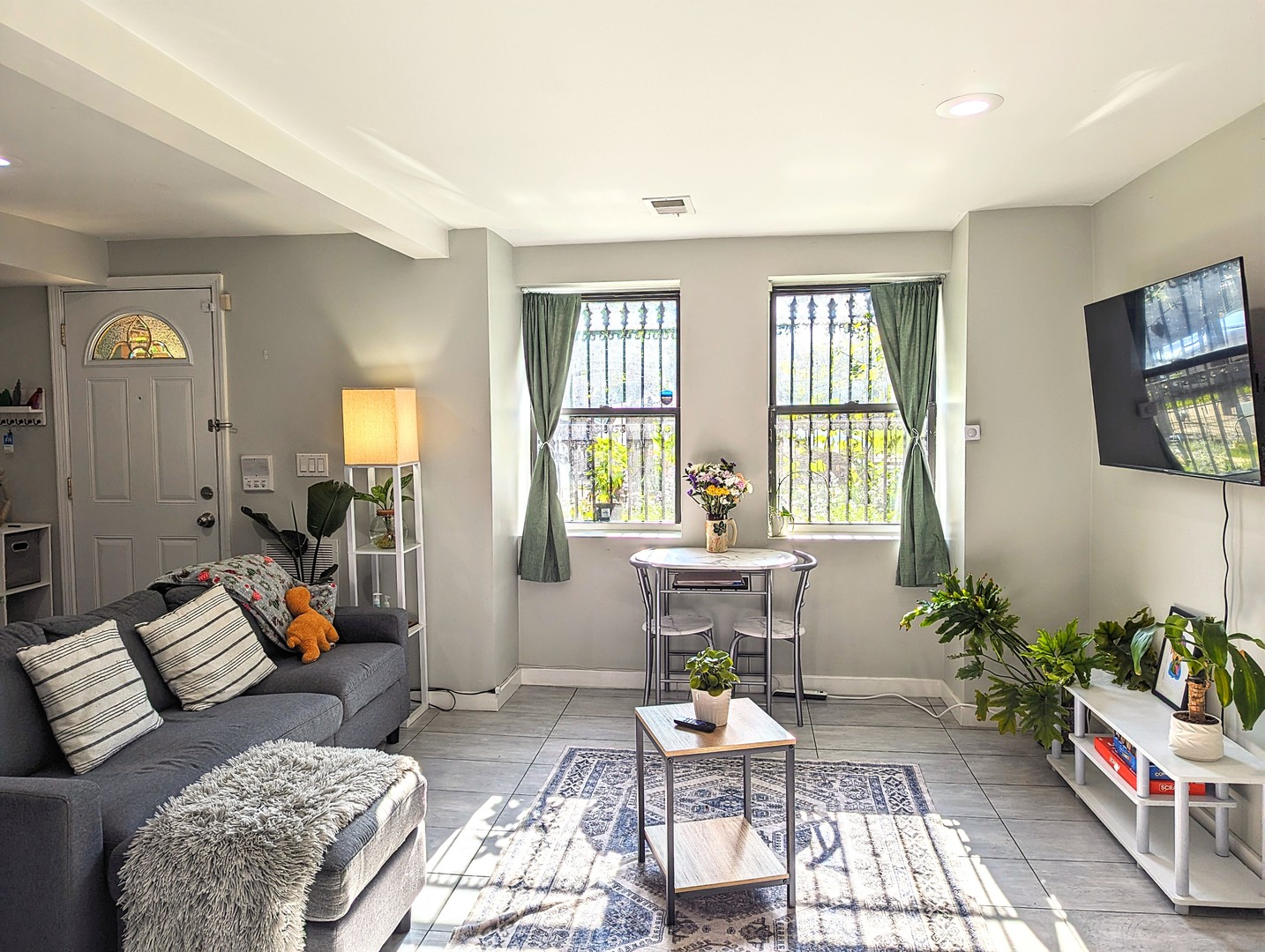724 South Oakley Boulevard, Unit 1 Chicago, IL 60612 - Photo 6 of 22 a living room with furniture and a potted plant