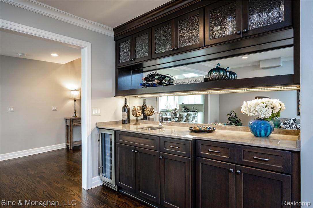 595 Ballantyne Road Grosse Pointe, MI 48236 - Photo 31 of 54 595 Ballantyne Wet Bar in Family Room