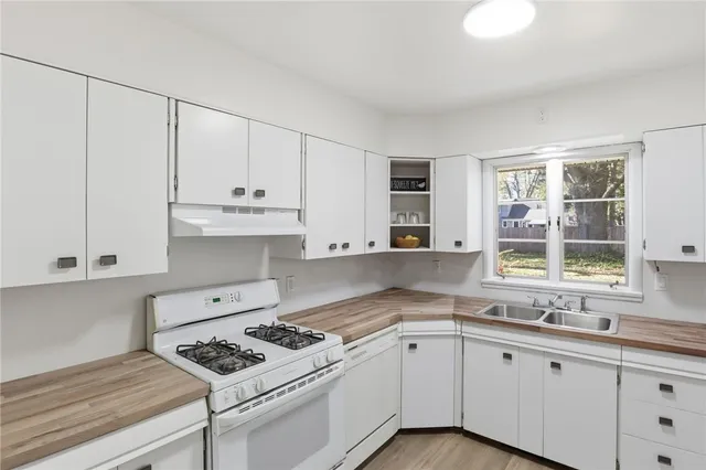 $279,900 | 119 Oakridge Drive, Irondequoit, NY 14617